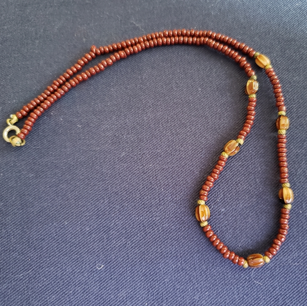 Maroon bead natural look necklace